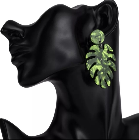 🔹️Green Tortoise Leaf Acrylic Statement Earrings - Picture 4 of 5